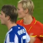 Un joueur pelote les seins de l&rsquo;arbitre (VIDEO)
