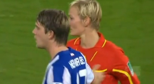 Un joueur pelote les seins de l’arbitre (VIDEO)