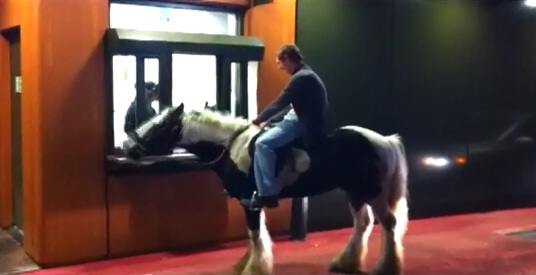 Un homme se rend au « McDrive » à cheval ! (VIDEO)