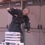 Prof de Karaté qui se ridiculise lors d&rsquo;une démonstration (VIDEO)