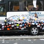 Mercedes entièrement recouverte d&rsquo;autocollants par des manifestants (VIDEO)