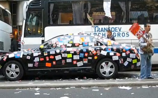 Mercedes entièrement recouverte d’autocollants par des manifestants (VIDEO)