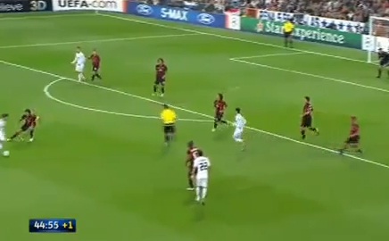 Mesut Ozil pousse l’arbitre (VIDEO)
