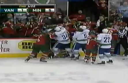 NHL : Rick Rypien s’en prend à un supporteur (VIDEO)