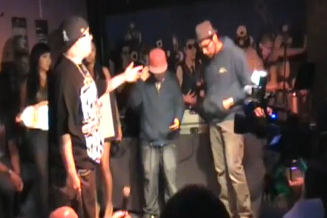 Un rappeur se pisse dessus en pleine battle (VIDEO)