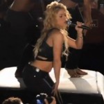 Quand Shakira chante sur le parking d’une salle de concert (VIDEO)