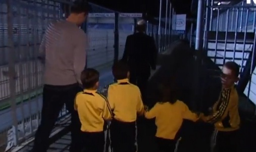 Van Persie + enfants = Gros Fail (VIDEO)