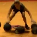 Elle drible avec 5 balles simultanément et en équlibre (VIDEO)