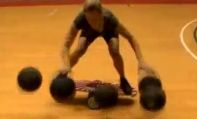 Elle drible avec 5 balles simultanément et en équlibre (VIDEO)