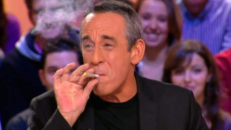 Thierry Ardisson fume un faux joint en direct sur Canal+ (VIDEO)