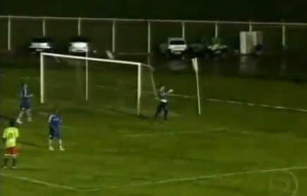 Un gardien qui a besoin de lunettes (VIDEO)