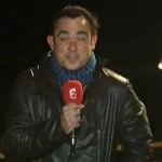 Un journaliste se prend une vague en direct (VIDEO)