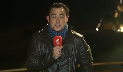 Un journaliste se prend une vague en direct (VIDEO)