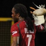 Lancer de canard en plein match de foot (VIDEO)