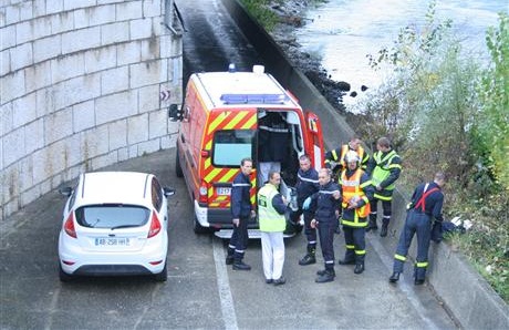 Un jeune manifestant saute d’un pont pour échapper à la police (VIDEO)