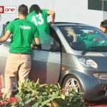 Record : 19 jeunes filles dans une Smart (VIDEO)