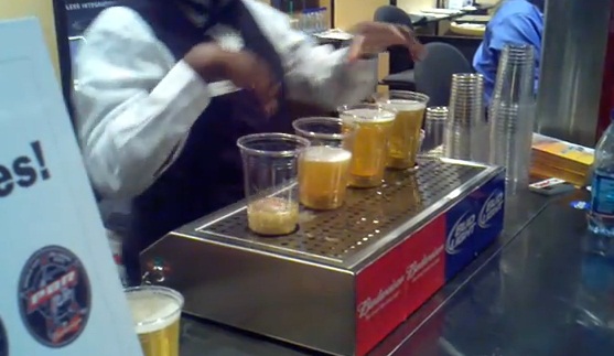 Machine à bière qui remplit les gobelets par le fond (VIDEO)