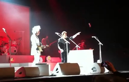 Johnny Hallyday en pleine forme sur scène avec M (VIDEO)