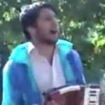 Un musicien de rue se fait démonter par un homme très énervé (VIDEO)