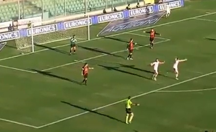 Quand un joueur prend le ballon des mains du gardien pour marquer (VIDEO)