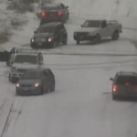 Accident en chaîne sur une route très glissante (VIDEO)