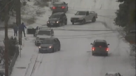 Accident en chaîne sur une route très glissante (VIDEO)