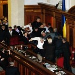 Violente rixe au Parlement ukrainien, plusieurs députés blessés (VIDEO)