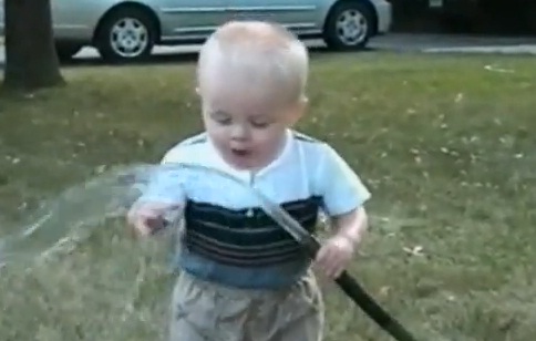 Bébé qui essaye de boire au tuyau (VIDEO)