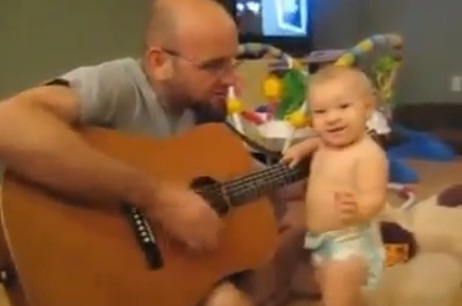 Bébé qui danse sur du Bon Jovi (VIDEO)