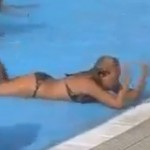 Une blonde en plein délire à la piscine (VIDEO)