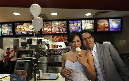Ils se marient au McDonald’s (VIDEO)