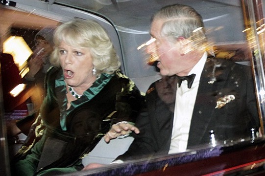 La Rolls du prince Charles attaquée par des manifestants (PHOTOS ET VIDEO)