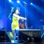 Ivre, Amy Winehouse se ramasse sur scène (VIDEO)