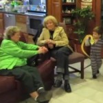 Il tente de piéger sa mamie avec un faux serpent (VIDEO)