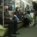 L&rsquo;extincteur dans le métro (VIDEO)