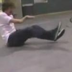 Choc : un skater se casse le bras en deux après une chute (VIDEO)