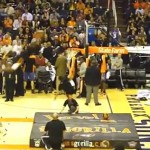 Basket : Il rentre dans le panier avec le ballon après un dunk (VIDEO)