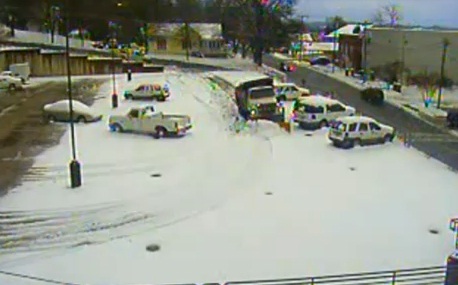 USA : Chasse-neige qui tombe dans un trou (VIDEO)