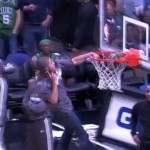 Il dunk avec son portable collé à l&rsquo;oreille (VIDEO)