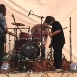 Guitariste frappé pour avoir loupé son solo (VIDEO)