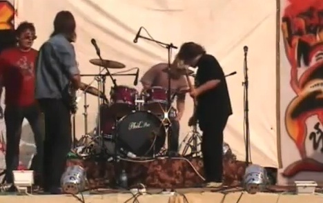 Guitariste frappé pour avoir loupé son solo (VIDEO)