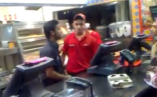 Un employé de KFC pète les plombs (VIDEO)