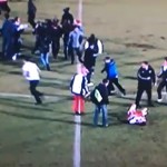 Un supporter de Newcastle met une droite à un joueur de Stevenage (VIDEO)