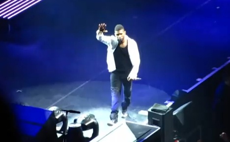 Malade, Usher quitte la scène sous les insultes (VIDEO)