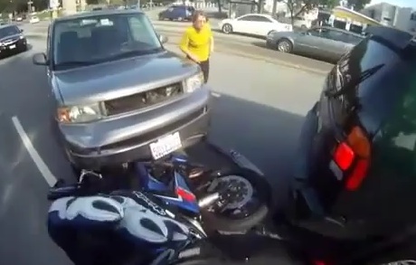 Un motard très chanceux (VIDEO)