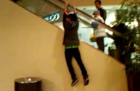 Choc : il se fait très mal en jouant avec l’escalator (VIDEO)