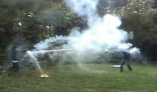 Une bataille de lance boules pétard qui finit mal (VIDEO)