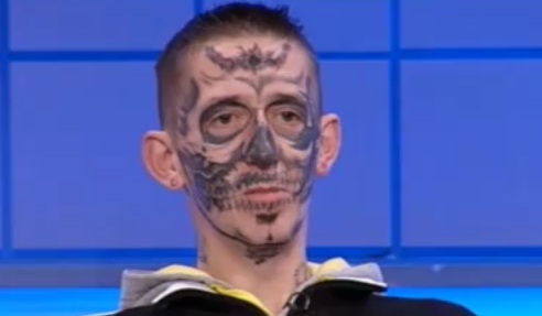 Il s’est fait tatouer « batman » sur le visage (VIDEO)
