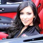 Kim Kardashian se prend un verre en pleine figure ! (VIDEO)