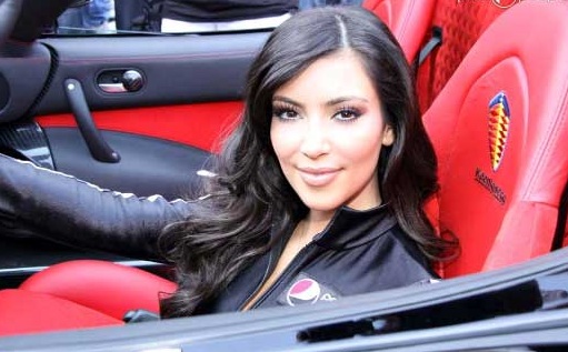 Kim Kardashian se prend un verre en pleine figure ! (VIDEO)